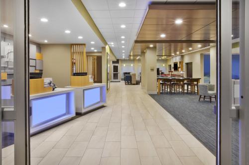 Holiday Inn Express & Suites Parkersburg East By IHG - 숙소 외관