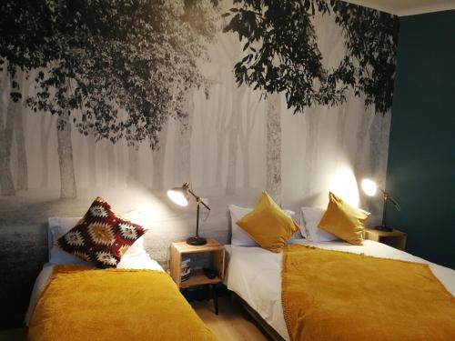 1 queen bed, 1 twin bed