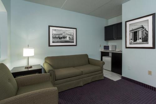 Holiday Inn Express Hotel & Suites Plant City an IHG Hotel - image 8