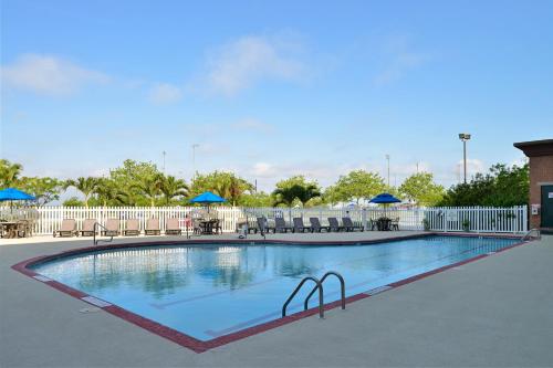 Swimming pool, Holiday Inn Express Hotel & Suites Ocean City in North Ocean City