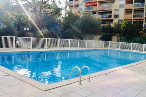 Studio centre de Hyeres pour 4 personnes piscine et tennis