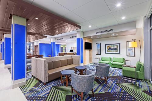 . Holiday Inn Express and Suites Chanute by IHG