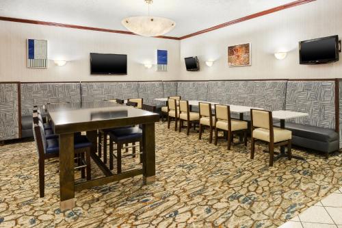 Crowne Plaza Columbus North - Worthington an IHG Hotel - image 7