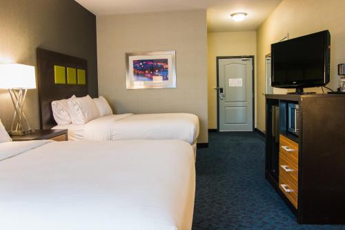 2 queen beds