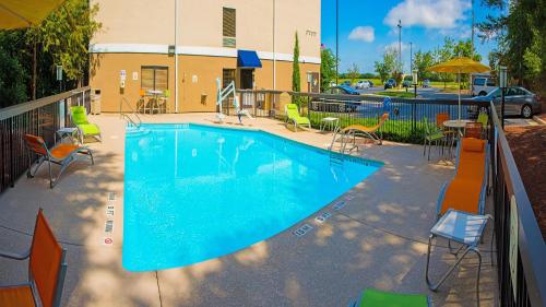 游泳池, 智選假日套房酒店 - 金斯頓 (Holiday Inn Express Hotel And Suites Kinston) in 金斯頓(NC)