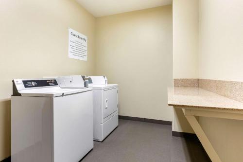 Comfort Suites Batesville - image 8