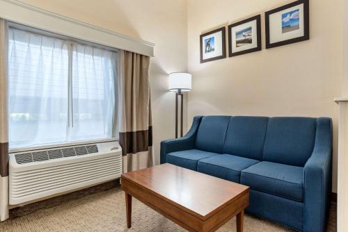 Comfort Suites Airport - image 2
