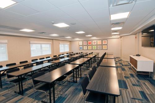Holiday Inn Express & Suites an IHG Hotel - image 12
