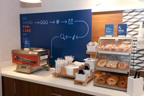 Holiday Inn Express & Suites an IHG Hotel - image 3