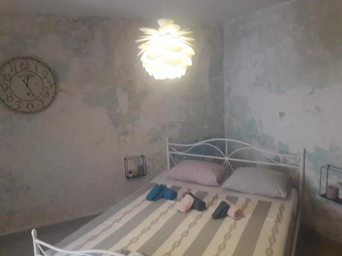 1 queen bed, 1 sofa bed