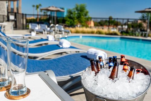 Swimming pool, Holiday Inn Express & Suites Santa Ana - Orange County in Santa Ana (CA)