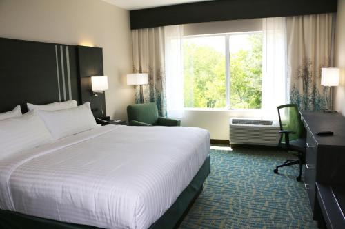 Holiday Inn Express & Suites - Hendersonville SE - Flat Rock, an IHG Hotel