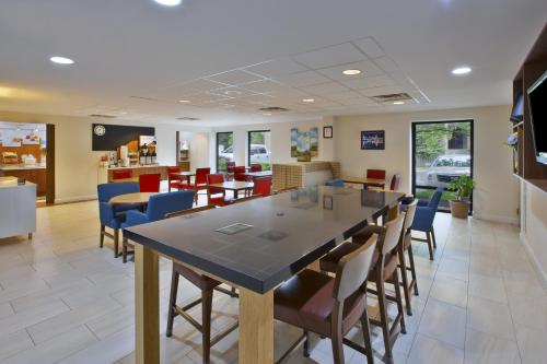 อาหารและเครื่องดื่ม, Holiday Inn Express Hotel & Suites Cincinnati Northeast-Milford By IHG in มิลฟอร์ด (OH)