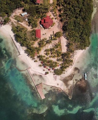 A környék, Sea Eye Hotel - Sunset Building in Utila