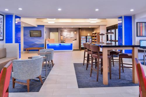 Holiday Inn Express & Suites Selma