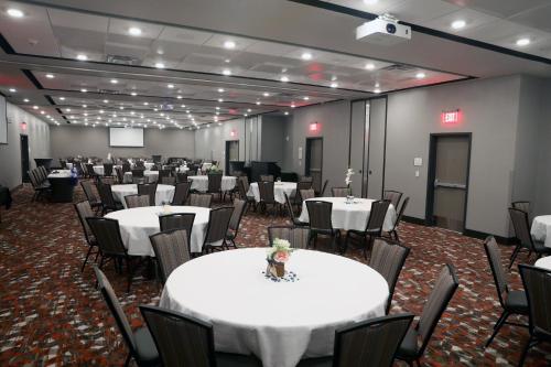 Holiday Inn Hotel & Suites Sioux Falls - Airport