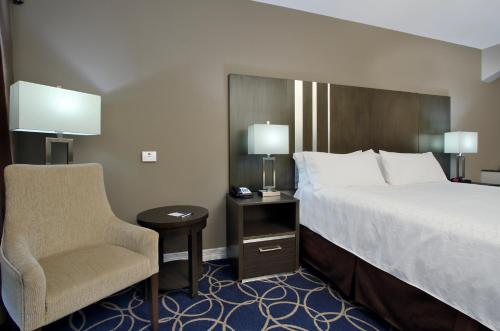 Standard King Room image 6