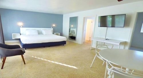 a hotel room with a bed, chair, table and a television, Winterset in Fort Lauderdale (FL)