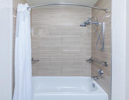 Twin Room - Mobility Access with Bath Tub