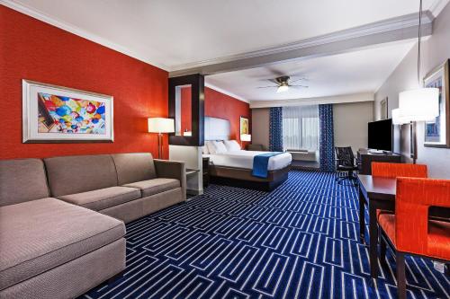 Holiday Inn Express Hotel and Suites Houston East, an IHG Hotel - image 9