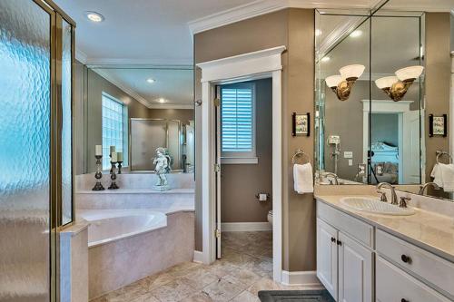 Emerald Enchantment by Five Star Properties - image 2