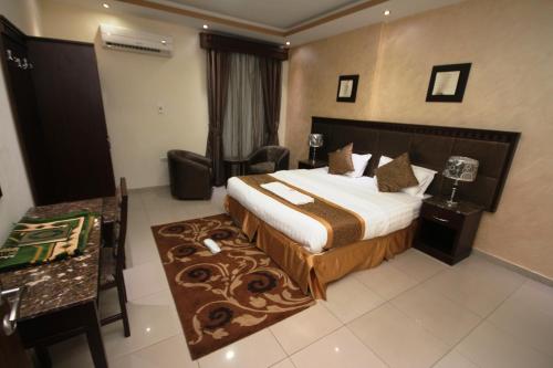 Guestroom, Al Thanaa Alraqi Furnished Apartments in Falastin Area
