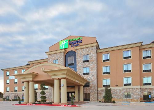 Holiday Inn Express Hotel & Suites Paris by IHG in Paris, USA