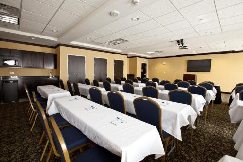 Holiday Inn Express and Suites Detroit North-Troy, an IHG Hotel