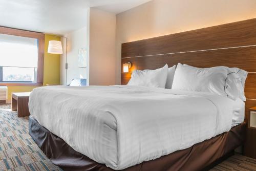 Holiday Inn Express & Suites Clarion, an IHG Hotel