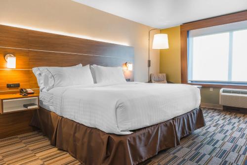 Holiday Inn Express & Suites Clarion, an IHG Hotel