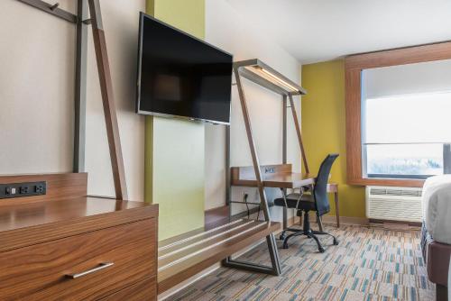 Holiday Inn Express & Suites Clarion, an IHG Hotel