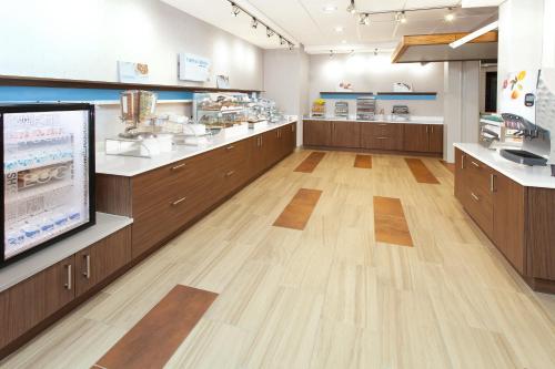 Holiday Inn Express & Suites - Sterling Heights-Detroit Area an IHG Hotel - image 3