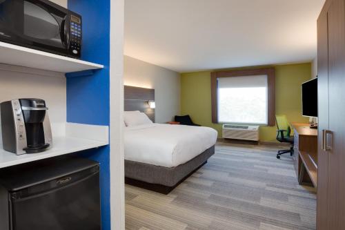 Standard King Room image 3