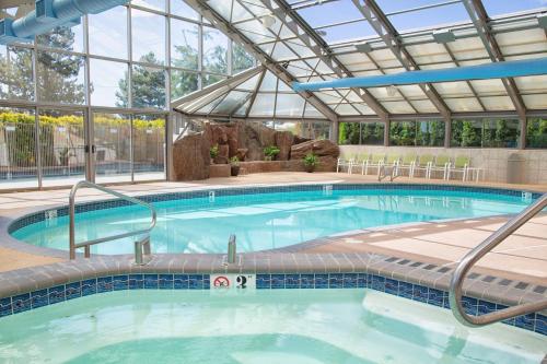 สระว่ายน้ำ, Holiday Inn Express Hotel & Suites Richland By IHG in ริชแลนด์ (WA)