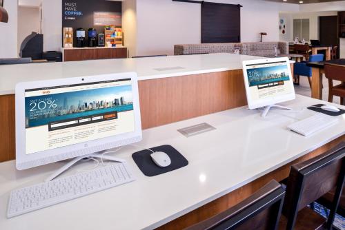 Holiday Inn Express & Suites Southfield - Detroit, an IHG Hotel