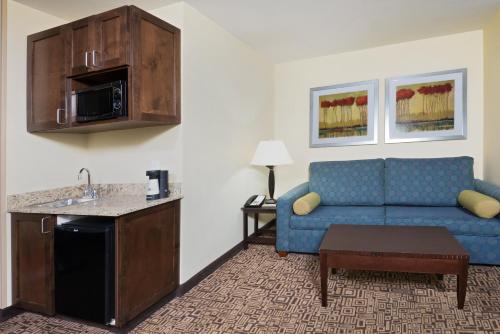 Deluxe Queen Suite with Hearing Accessible Tub - Non-Smoking