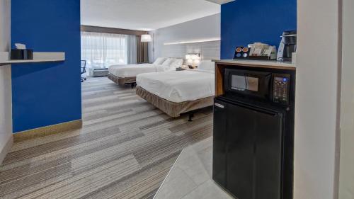 Holiday Inn Express Hotel & Suites London an IHG Hotel - image 7
