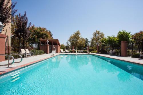 Swimming pool, Holiday Inn Express & Suites Davis - University Area in Davis (CA)