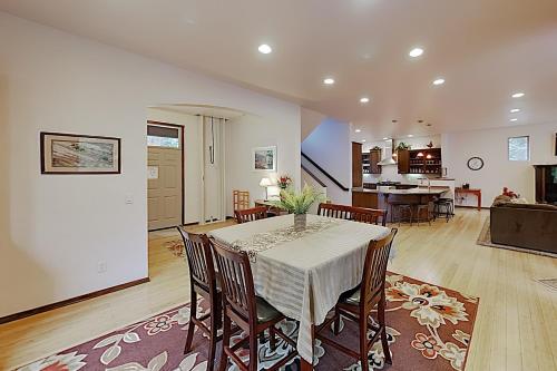 New Listing! Serenity Lake House on the Siltcoos home - image 4