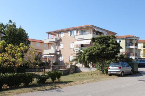 Apartments with a parking space Novigrad - 6936 - image 3
