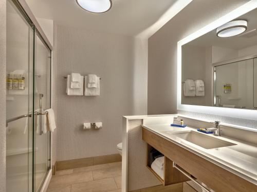 Holiday Inn Express & Suites Salem North - Keizer, an IHG Hotel