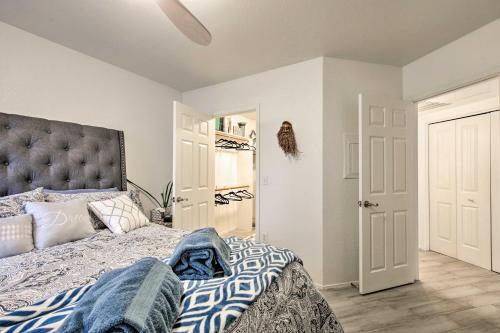 Modern Condo with Pool about 3 Mi to Downtown Phoenix!