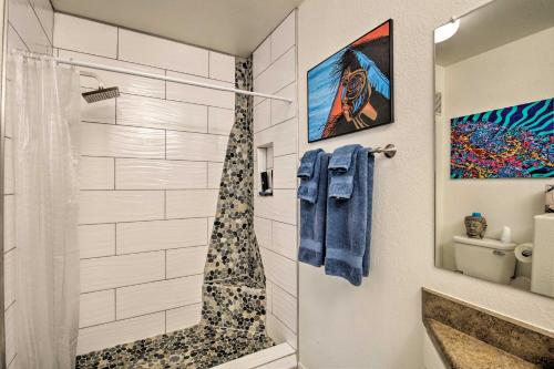 Modern Condo with Pool about 3 Mi to Downtown Phoenix!