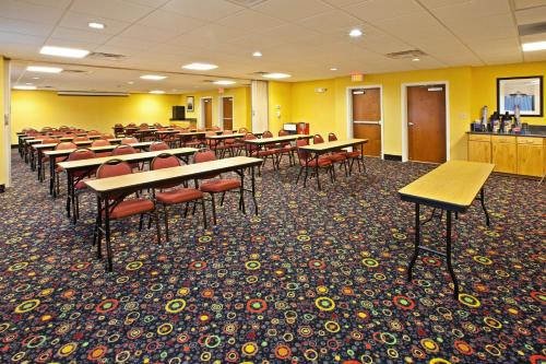 Holiday Inn Express Hotel & Suites Louisville South-Hillview, an IHG Hotel