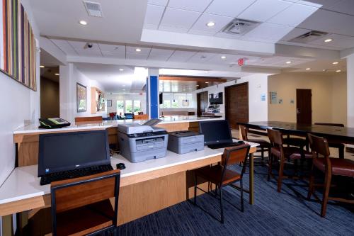 Holiday Inn Express & Suites Port Huron an IHG Hotel - image 7