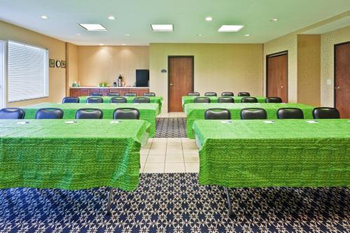 Holiday Inn Express Hotel & Suites Paragould, an IHG Hotel