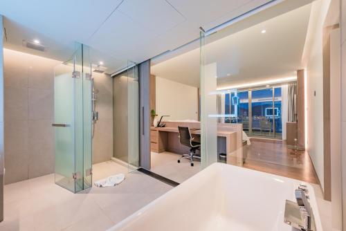 Ocean Comfy Room image 10