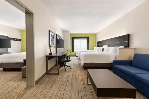 Holiday Inn Express Hotel & Suites Shawnee I-40 in Shawnee