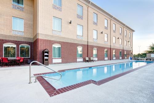 Peldbaseins, Holiday Inn Express & Suites Raceland - Highway 90 By IHG in Mathews (LA)