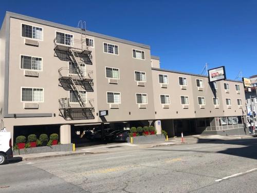 Exterior view, Inn on Broadway in Pacific Heights